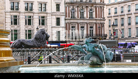 London, Großbritannien - 23 Mai 2016: Brunnen, Meerjungfrau und Delphin Skulptur an die National Gallery am Trafalgar Square Stockfoto