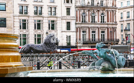 London, Großbritannien - 23 Mai 2016: Brunnen, Meerjungfrau und Delphin Skulptur an die National Gallery am Trafalgar Square Stockfoto