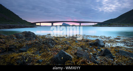 Sommer Sonnenuntergang am Meer Panorama Norwegen Bergen, Lofoten, Ferienhäuser Konzept, Web Banner Stockfoto