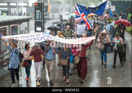 Bristol, UK. 31. August 2019. Bis zu 3000 Demonstranten auf dem College Green in Bristol versammelt vor marschieren durch die Straßen der Stadt Protest gegen Stockfoto