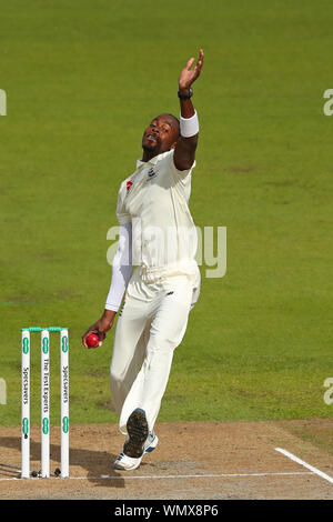 MANCHESTER, England. 05. SEPTEMBER 2019: jofra Archer von England Bowling in Tag zwei des 4. Specsavers Asche Test übereinstimmen, in Old Trafford Cricket Ground, Manchester, England. Credit: Cal Sport Media/Alamy leben Nachrichten Stockfoto