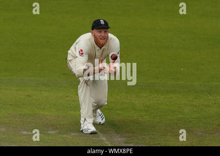 MANCHESTER, England. 05. SEPTEMBER 2019: Ben schürt von England fielding bei Tag zwei der 4 Specsavers Asche Test übereinstimmen, in Old Trafford Cricket Ground, Manchester, England. Credit: Cal Sport Media/Alamy leben Nachrichten Stockfoto