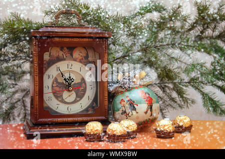Russland 12-28-2013. Weihnachten noch leben. Retro Holz-, Christmas Ball, Süßigkeiten und Tannenzweigen. Schneeflocken. Stockfoto