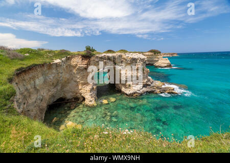 Italien, Apulien, Provinz Lecce, Melendugno. Torre Sant'Andrea. Erodiert Kalksteinfelsen oberhalb der Adria. Stockfoto