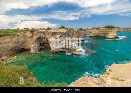 Italien, Apulien, Provinz Lecce, Melendugno. Torre Sant'Andrea. Erodiert Kalksteinfelsen oberhalb der Adria. Stockfoto