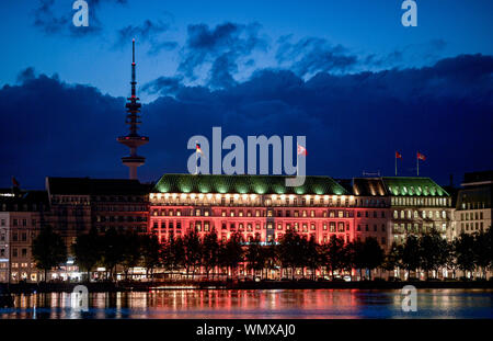 Hamburg, Deutschland. 05 Sep, 2019. Dunkle Regenwolken kommen oben in der blauen Stunde hinter dem Hotel "Vier Jahreszeiten" an der Binnenalster am Jungfernstieg. Quelle: Axel Heimken/dpa/Alamy leben Nachrichten Stockfoto