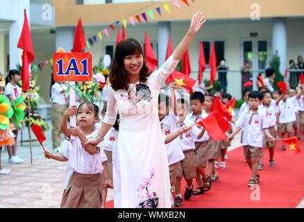 (190905) - Hanoi, Sept. 5, 2019 (Xinhua) - eine Lehrerin und ihre Schüler besuchen eine Zeremonie das neue Schuljahr Öffnung in Hanoi, Vietnam, an Sept. 5, 2019. Mehr als 24 Millionen Studenten in Vietnam begann das Schuljahr 2019-2020 am Donnerstag, Vietnam Nachrichtenagentur berichtete. (VNA über Xinhua) Stockfoto