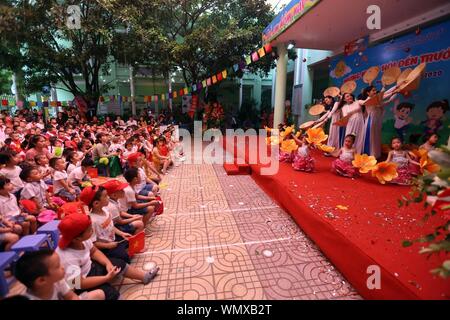 (190905) - Hanoi, Sept. 5, 2019 (Xinhua) - Kinder besuchen eine Zeremonie das neue Schuljahr Öffnung in Hanoi, Vietnam, an Sept. 5, 2019. Mehr als 24 Millionen Studenten in Vietnam begann das Schuljahr 2019-2020 am Donnerstag, Vietnam Nachrichtenagentur berichtete. (VNA über Xinhua) Stockfoto