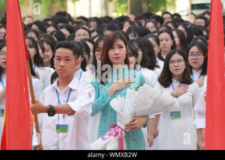 (190905) - Hanoi, Sept. 5, 2019 (Xinhua) - eine Lehrerin und ihre Schüler besuchen eine Zeremonie das neue Schuljahr Öffnung in Hanoi, Vietnam, an Sept. 5, 2019. Mehr als 24 Millionen Studenten in Vietnam begann das Schuljahr 2019-2020 am Donnerstag, Vietnam Nachrichtenagentur berichtete. (VNA über Xinhua) Stockfoto