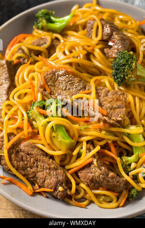 Hausgemachtes Rindfleisch Lo Mein Nudeln mit Karotten und Brokkoli Stockfoto