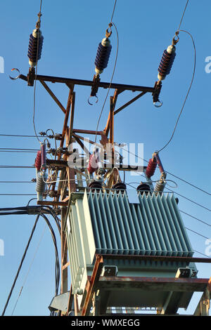 Stahl Mast mit hoher Spannung power-line mit Verteilung HV-Trafo Stockfoto