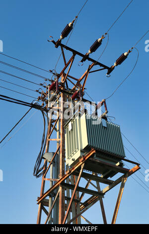 Stahl Mast mit hoher Spannung power-line mit Verteilung HV-Trafo Stockfoto