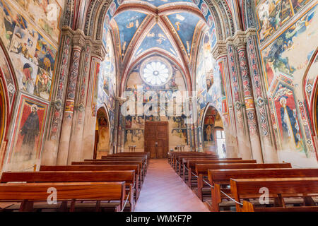 Italien, Apulien, Provinz Lecce, Galatina. Juni 03, 2019. Basilica di Santa Caterina di Alessandri. Berühmten Fresken im Innenraum. Rosette. Stockfoto