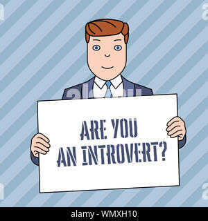 Konzeptionelle Hand schreiben, sind Sie ein Introvertquestion. Konzept Bedeutung demonstrieren, die eher nach innen drehen, um geistig lächelnden Mann mit Anzug Stockfoto