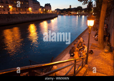 Paris, Picknick an der Seine, Quai de Bourbon - Paris, Picknick am Ufer der Seine, Quai de Bourbon Stockfoto