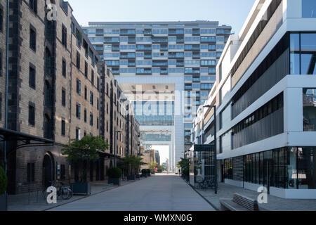Bürogebäude und Kran Häuser im Rheinauhafen, Köln, Deutschland. Stockfoto