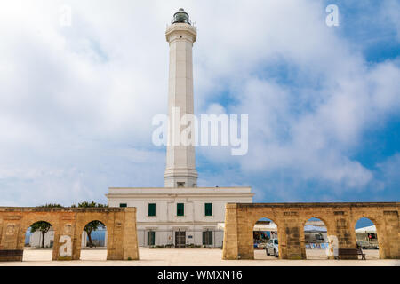 Italien, Apulien, Provinz Lecce, Castrignano del Capo Santa Maria di Leuca. Leuchtturm am Heiligtum, oder die Basilika Santa Maria De finibus terrae Stockfoto