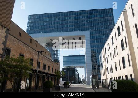 Bürogebäude und Kran Häuser im Rheinauhafen, Köln, Deutschland. Stockfoto