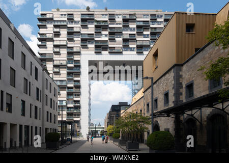 Bürogebäude und Kran Häuser im Rheinauhafen, Köln, Deutschland. Stockfoto