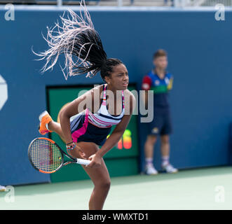 New York, NEW YORK - September 5, 2019: Robin Montgomery (USA), die in Aktion während der juniorinnen Runde 3 bei US Open Championships gegen Katrina Scott (USA) am Billie Jean King National Tennis Center Stockfoto