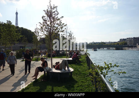 Paris, Berges de Seine, schwimmende Insel am Ufer der Seine - Paris, Berges de Seine, schwimmende Insel am Ufer der Seine. Stockfoto