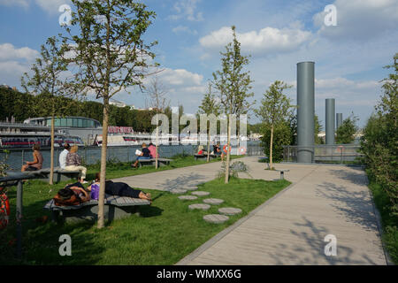 Paris, Berges de Seine, schwimmende Insel am Ufer der Seine - Paris, Berges de Seine, schwimmende Insel am Ufer der Seine. Stockfoto