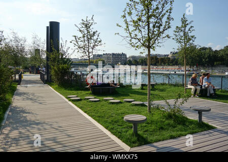 Paris, Berges de Seine, schwimmende Insel am Ufer der Seine - Paris, Berges de Seine, schwimmende Insel am Ufer der Seine. Stockfoto