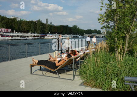 Paris, Berges de Seine, schwimmende Insel am Ufer der Seine - Paris, Berges de Seine, schwimmende Insel am Ufer der Seine. Stockfoto