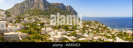 Insel Capri, Italien - AUGUST 2019: Panoramablick auf Häuser auf der Insel Capri Capri Stadt gesehen. Stockfoto