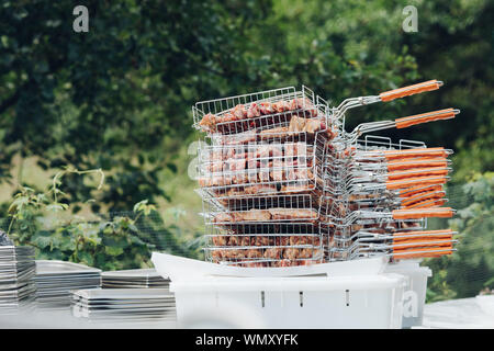 Seitenansicht des Roh mariniertem Fleisch für Picknick Stockfoto