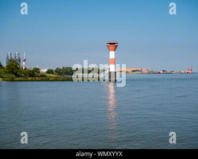 Stadersand, Deutschland - 25. August 2019: Blick vom Jetty Stadersand am Leuchtturm und Radarstation. DOW Chemical und Bus Terminal an der kleinen Stadt Bue Stockfoto