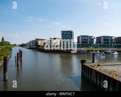 Stade, Deutschland - 25 August, 2019: Blick auf die Hafencity Stade und Schwinge Fluss und verankert die traditionellen Segelboot namens Wilhelmine von Stade am Tag Stockfoto