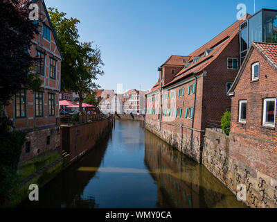 Stade, Deutschland - 25 August, 2019: Blick auf den Fluss Schwinge und alte historische Stadt Stade. Museum namens Schwedenspeicher auf der rechten Seite. Stockfoto