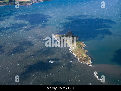 Luftaufnahme aus dem Süden von Inchkeith Insel in der Firth-of-Forth, Schottland Stockfoto