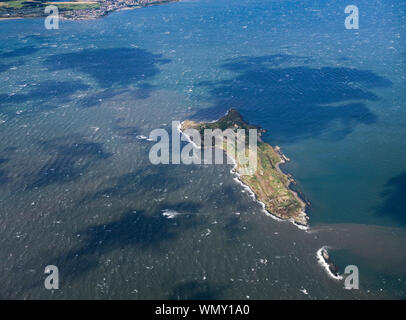 Luftaufnahme aus dem Süden von Inchkeith Insel in der Firth-of-Forth, Schottland Stockfoto