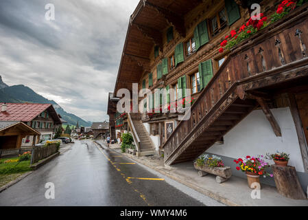 Rue du Village, Rougemont, Kanton Waadt Stockfoto