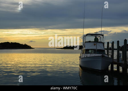 Die Sonne über dem Hafen am silbernen See auf Ocracoke Island auf den Outer Banks von North Carolina. Stockfoto