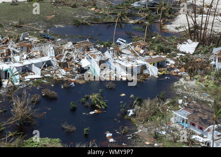 Luftbild von der U.S. Coast Guard Hubschrauber die Unterstützung von Such- und Rettungsmaßnahmen und humanitäre Hilfe in Bahamas nach dem Hurrikan Dorian. (9-4-19) Stockfoto