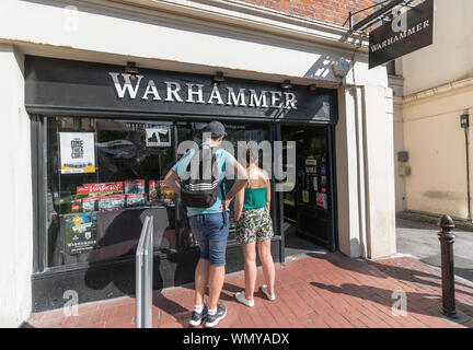 Brighton/UK - 25. August 2019 - Warhammer Shop vor. Warhammer ist ein Einzelhändler der Fantasy Brettspiele, verkaufen auch Miniaturen für Malerei Stockfoto