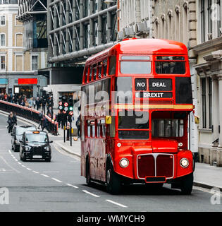 Erbe Routemaster Bus, der in einer belebten Central London Street mit traditionellen black cab für den Hintergrund. Kein Deal Brexit als Ziel geschrieben Stockfoto