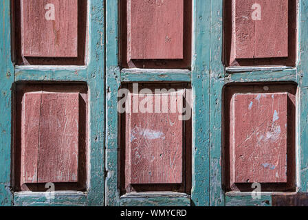 Holz- Fenster Hintergrund mit rosa Rechtecke und Emerald blue Lamellen Stockfoto