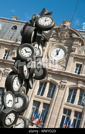 Paris, L'Heure de tous (jedermanns Zeit), Skulptur von Arman (eigentlich Armand Pierre Fernandez) am Bahnhof Gare St Lazare - "L'Heure de tous' (Je Stockfoto