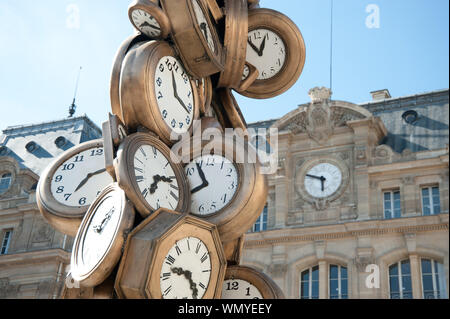 Paris, L'Heure de tous (jedermanns Zeit), Skulptur von Arman (eigentlich Armand Pierre Fernandez) am Bahnhof Gare St Lazare - "L'Heure de tous' (Je Stockfoto