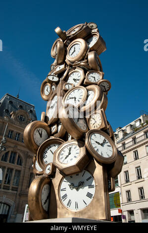 Paris, L'Heure de tous (jedermanns Zeit), Skulptur von Arman (eigentlich Armand Pierre Fernandez) am Bahnhof Gare St Lazare - "L'Heure de tous' (Je Stockfoto