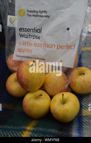 Waitrose" etwas weniger als perfekt" Äpfel. Verkauf von Äpfeln, die in der Regel nicht geeignet für den Verkauf in einem Supermarkt betrachtet würde, Schnitte Lebensmittel entsorgt. Stockfoto
