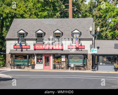 Außen auf der Vorderseite der Kiefer Taverne, Bend, Oregon, ein sehr beliebtes Restaurant mit Bar für Touristen und Einheimische gleichermaßen. Die Rückseite des Restaurant ov Stockfoto