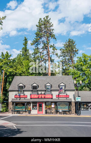 Außen auf der Vorderseite der Kiefer Taverne, Bend, Oregon, ein sehr beliebtes Restaurant mit Bar für Touristen und Einheimische gleichermaßen. Die Rückseite des Restaurant ov Stockfoto