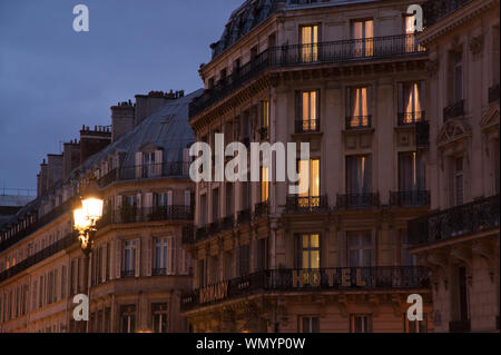 Paris, Abend an der Avenue de l'Opera im ersten Arrondisment - Paris, 1er Arrondisment, Abend an der Avenue de l'Opera Stockfoto