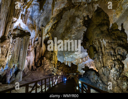 Wanderweg durch beleuchtetes Paradise Cave, einer der größten trockenen Höhlen in der Welt, im Phong Nha Ke Bang Nationalpark, Vietnam, Asien Stockfoto