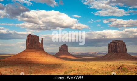 Tabelle Berge West Mitte Butte, Ost Mitte Butte Butte, Merrick Butte, Monument Valley, Navajo Tribal Park, Navajo Nation Reservation, Arizona, Utah Stockfoto